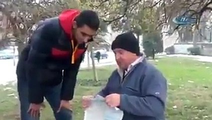 Cevdet Demirtaş, büyük ikramiye bana çıksaydı neler oldurdu diyor ve sahte bir bilet hazırlıyor.  Yüzyılın trollünü izli