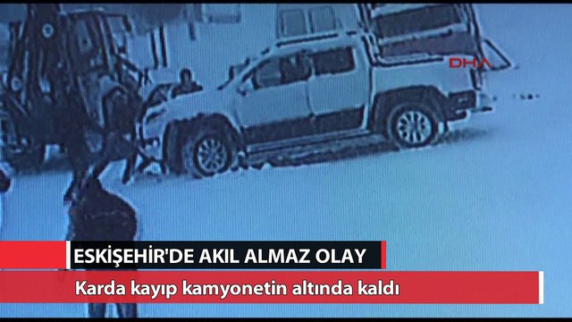 Karda kayıp kamyonetin altında kaldı