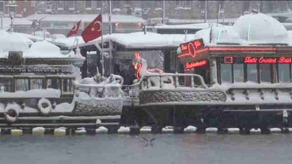Estambul, una ciudad casi paralizada por la nieve
