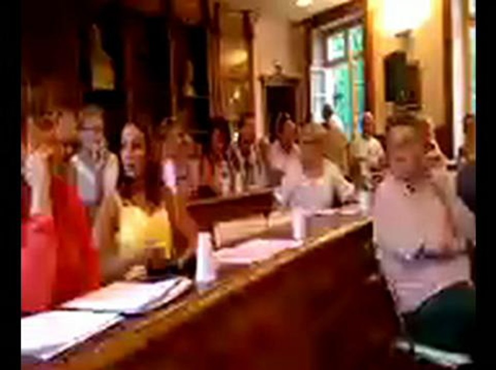 Romans-sur-Isere : clash au conseil municipal a propos de la mini-jupe d'une elue ...