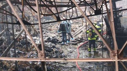 Dans les ruines fumantes de l'entrepot du Secours...