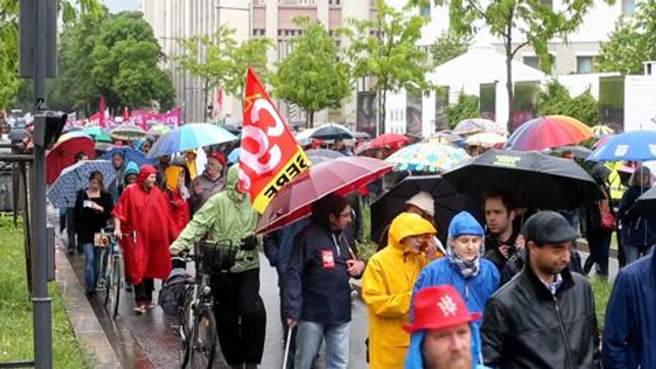 Un millier de personnes dans les rues de Grenoble pour le 1er...