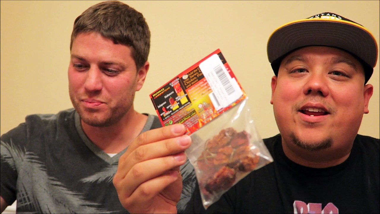 EATING THE CAROLINA REAPER PEPPER (HOTTEST PEPPER IN THE WORLD)