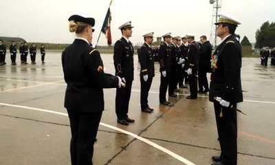 Des pilotes d'helicoptere recoivent leur...