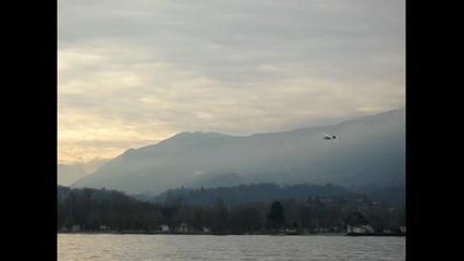 L'ULM Akoya en rase-motte au-dessus du...