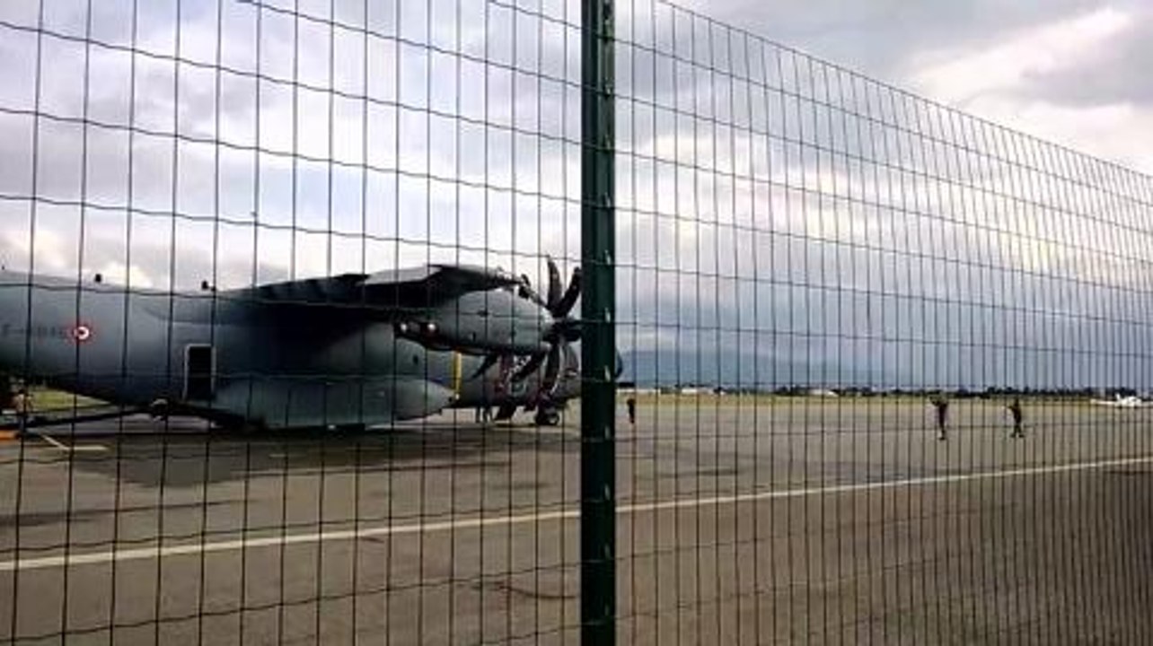 L'A400 M teste le chargement d'helicos de type...