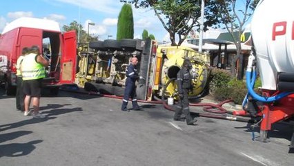 Camion couche sur la RN7 : les operations de degagement du vehicule toujours en...