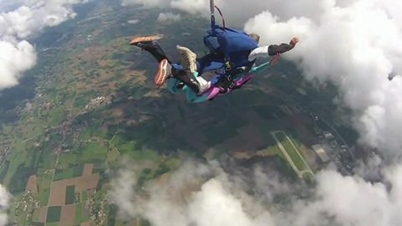 Elle saute de 4000 metres d'altitude ...