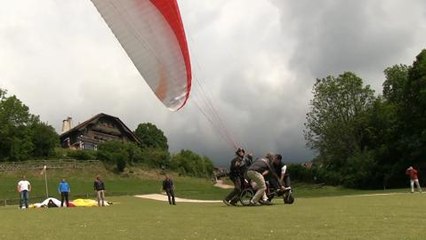 On a saute en parapente avec soeur Andree, 99 ans ...