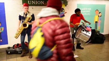 Când au început să cânte, oamenii s-au oprit din drum uimiţi de interpretarea lor minunată