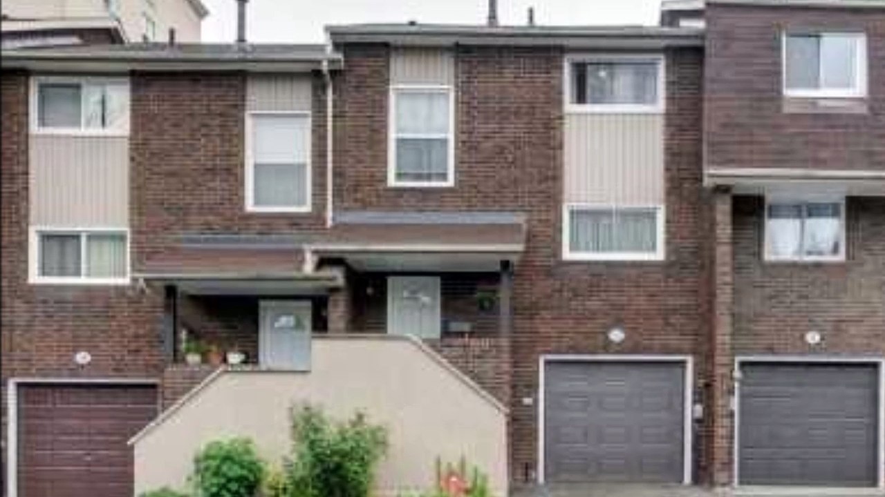 12 Permfield Path (West Mall/Burnhamthorpe)