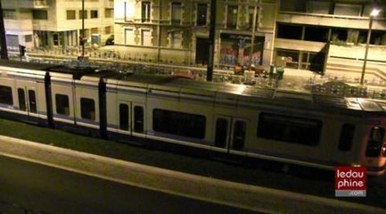 Grenoble : premieres images du tram E sur le cours...