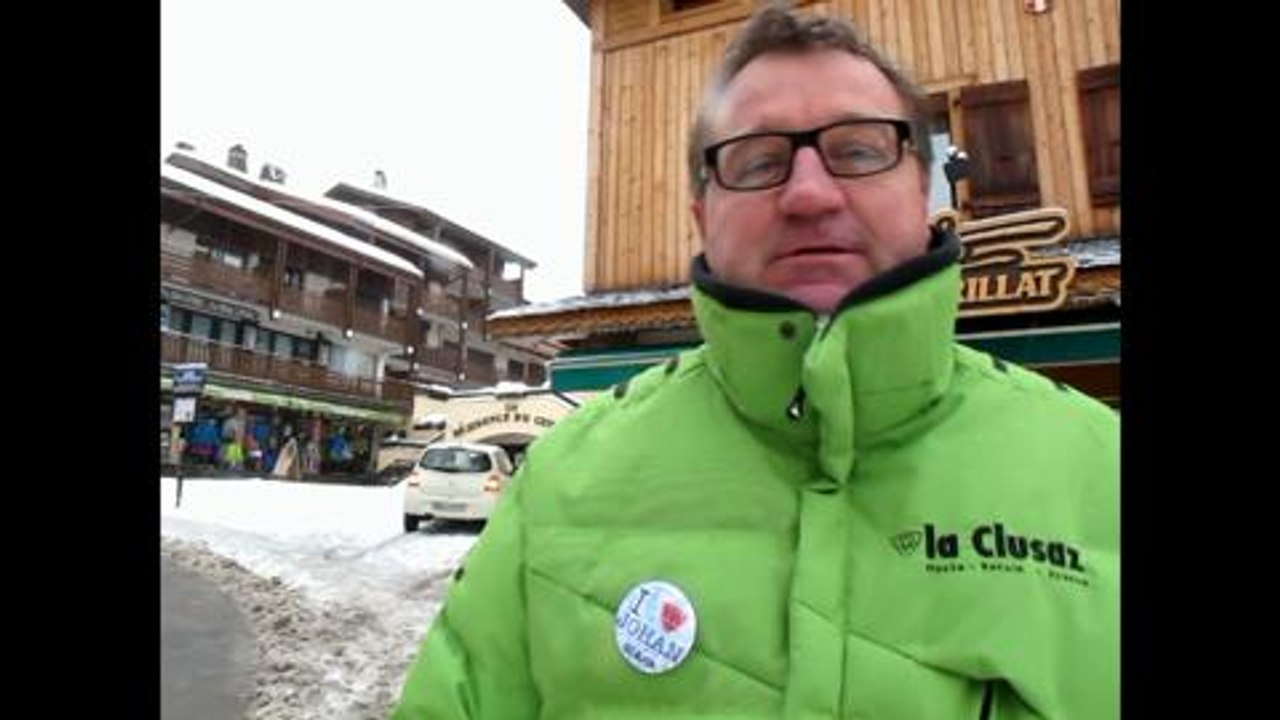 La Clusaz : ambiance sur la place du village…  avant et apres la sortie de piste de Yohan...
