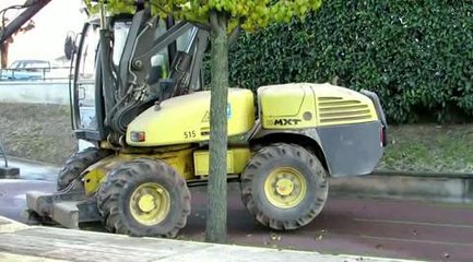 Un camion heurte un pont de chemin de fer a...