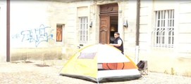 Avignon / Mohamed Zaidat plante sa tente devant l'antenne de...