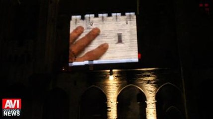 Spectacle du Festival d'Avignon In par la compagnie KompleXKapharnaüM sur la place du palais des Papes pour les 100 ans de Jean-Vilar