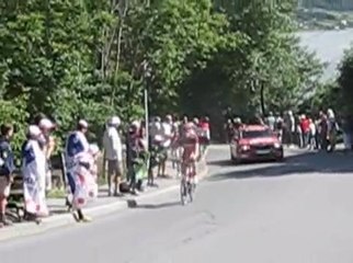 les coureurs dans briancon avant la montee vers le galibier