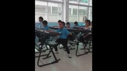 Video Lucu Bocah Kecil Main Piano Sambil Joget