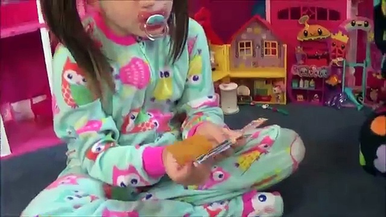 Bad Baby Black Eye Victoria vs Annabelle & Crybaby Daddy Toy Freaks Hidden Egg