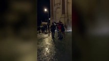 Ivre ils jouent sur la glace d'une fontaine et tombent dans l'eau à Rome