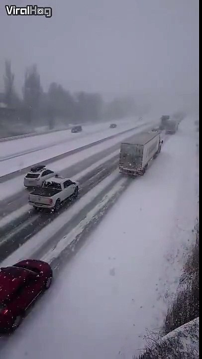 Plus de 100 voitures accidentées dans un carambolage sur l'autoroute 401 dans l'Ontario