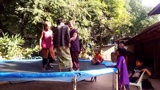 Des grands-mères thaïlandaises essayent pour la première fois un trampoline