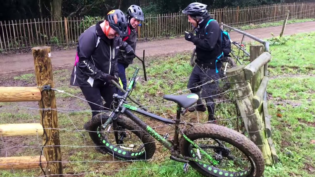Quand un VTT est pris dans une cloture électrifiée