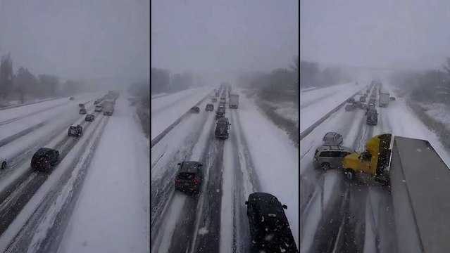 Un semi-remorque fauche des voitures sur une autoroute