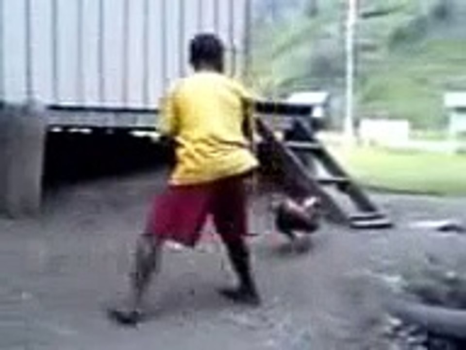 AYAM DI ADU DENGAN MANUSIA-aF6EdDSxOss