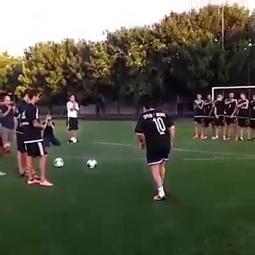 Diego Maradona donne une leçon de coups-francs