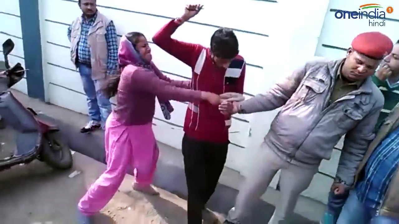 Woman beats up eve teaser in front of SP office in Meerut-ZUzJFqdnK10