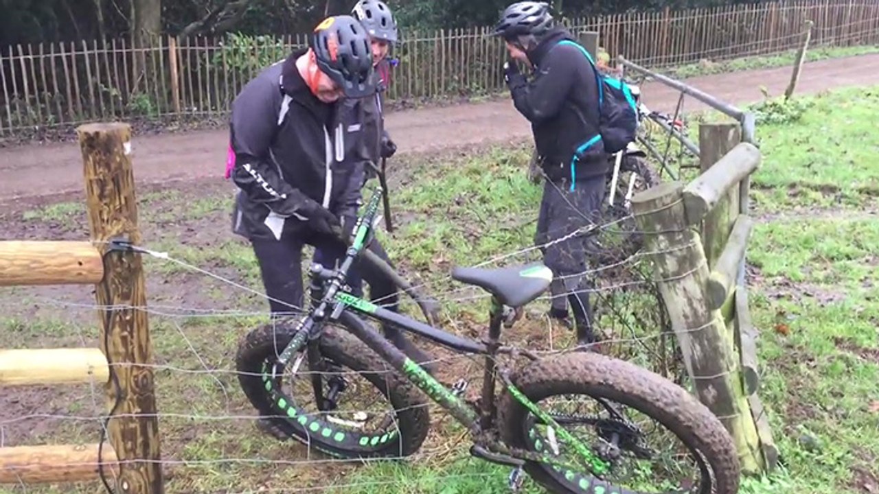 Il coince son vélo dans une clôture électrique