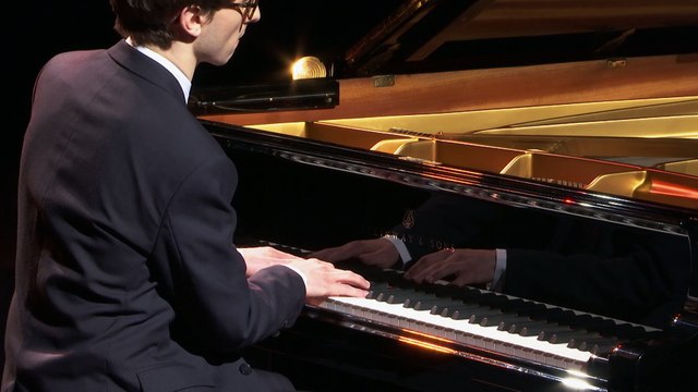 SCHUMANN : Carnaval de Vienne, intermezzo + Davidsbündlertänze op.6 par Guillaume Bellom