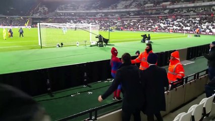 Spiderman envahit le stade pendant West ham - Manchester City