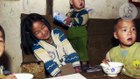 Gamine chinoise au ballon de basket