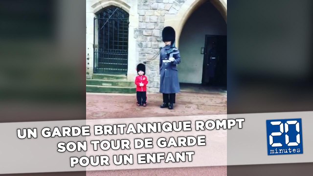 Un garde britannique rompt son tour de garde pour un enfant