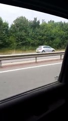 Un automobiliste se fait doubler par un bateau sur l'autoroute