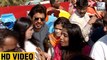 Shah Rukh Khan Mobbed By Fans At An Event