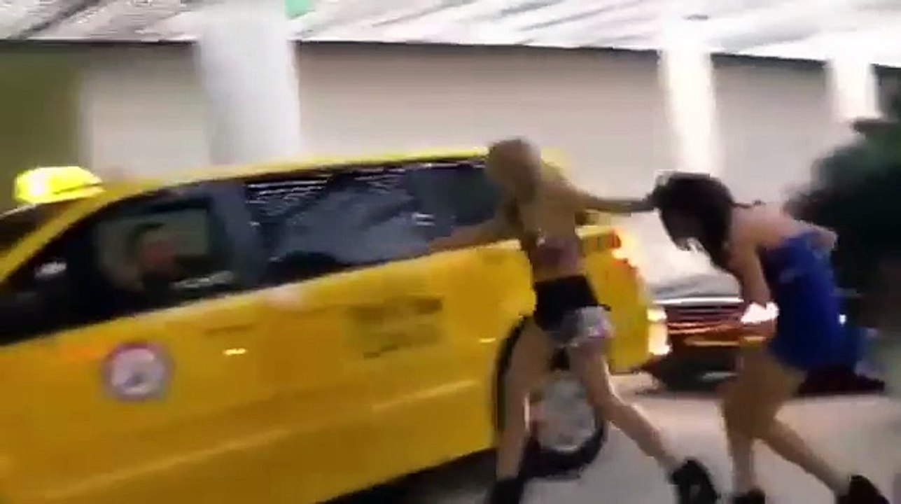 Пьяная девушка тащит подругу домой ЗА ВОЛОСЫ  не для слабонервных  лучшие приколы 2015 февраль 3