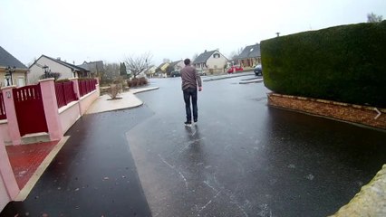 Faire du patin à glace dans sa rue (Ardennes)