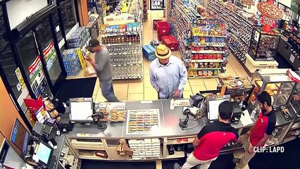 Un homme braque une station essence en se servant sa main comme pistolet !