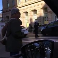 la police sort sont arme de service sur un taxis mal garée !!!!!!!!!!!!!!!! a la gare du nord