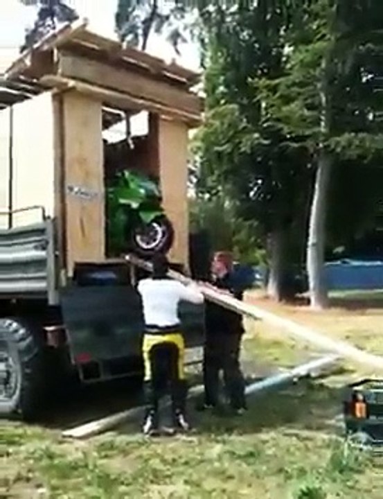 Descendre sa moto de piste du camion