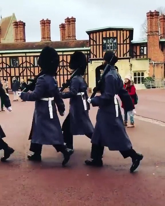 Un soldat prend une photo avec un petit garçon !