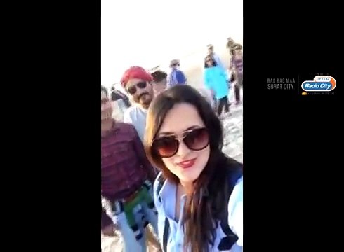 RJ Krutika & Radio City listeners having fun at Rann Utsav-hBv85bMj-so