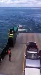 Cette voiture tombe d’un ferry en pleine mer.