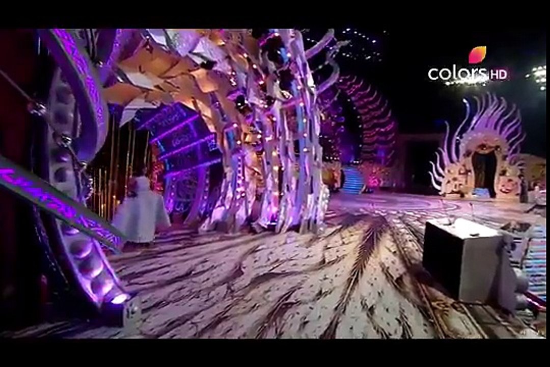 Aishwarya Rai Bachchan presenting to SRK - Stardust Awards 2016