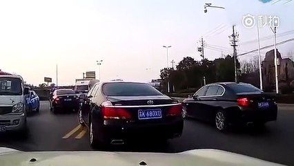 Un automobiliste se venge sur la femme qui lui a forcer le passage