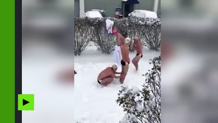 La natation réchauffe-t-elle ? Des nageurs américains s’entraînent dans la neige