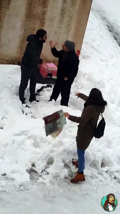 Üsküdar'da bir genç sokağa kedi evi koydu diye saldırıya uğradı